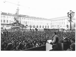 Sciopero generale in difesa del salario e dell'occupazione - Manifestazione interregionale a Torino - Comizio - Palco - Luciano Lama al microfono - Folla di lavoratori - Striscioni - Bandiere