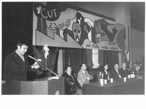 Castello Sforzesco - Sala della Balla - Interno - Manifestazione a sostegno del Cile antifascista - Tavolo della presidenza con G. Scarpino, G. Polotti, M. Pirola - Oratore al microfono - Pannello dipinto a mano - Bandiera