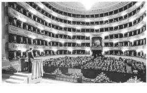 Teatro della Scala - Interno - Manifestazione per il Trentennale della Resistenza - Panoramica sulla sala - Platea - Oratore sul palco