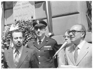 Cerimonia di commemorazione dell'eccidio avvenuto davanti alla Questura - Comizio - Tino Casali al microfono davanti alla lapide - Corona di fiori