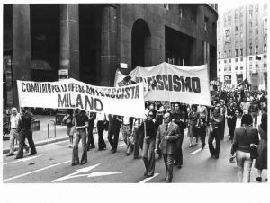 Manifestazione antifranchista per l'uccisione di cinque patrioti spagnoli - Antifascismo - Corteo in corso Vittorio Emanuele II - Manifestanti con striscioni
