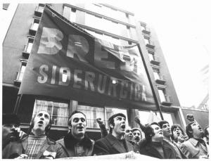 Sciopero dei lavoratori della Breda Siderurgica - Presidio davanti alla sede dell'Intersind - Lavoratori salutano con il pugno chiuso - Striscioni