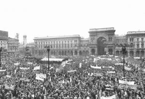 Sciopero generale in solidarietà con i lavoratori della Innocenti Leyland licenziati - Comizio in piazza del Duomo - Panoramica sulla piazza dall'alto - Folla di lavoratori - Striscioni