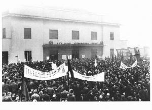 Sciopero delle fabbriche di Sesto San Giovanni in solidarietà con i lavoratori della Falck - Presidio davanti alla Falck Unione - Operai - Striscioni - Bandiere - Insegna Falck stabilimento Unione