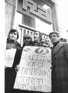 Sciopero dei lavoratori della Innocenti Leyland contro i licenziamenti - Presidio davanti alla sede della Rai - Lavoratori con cartello e lettera di licenziamento - Insegna Rai