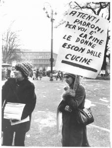 Manifestazione 8 marzo per la giornata internazionale della donna - Corteo - Donna con cartello femminista