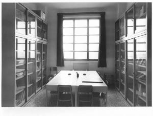Camera del Lavoro - Archivio storico - Interno - Sala di consultazione con tavolo e armadi