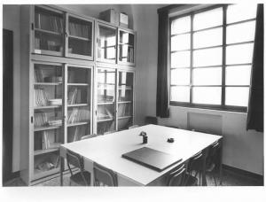 Camera del Lavoro - Archivio storico - Interno - Sala di consultazione con tavolo e armadi