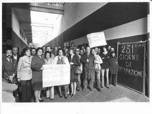 Faema - Interno - Fabbrica occupata dai lavoratori contro i licenziamenti - Ritratto di gruppo - Operai con cartelli - Grembiule da lavoro