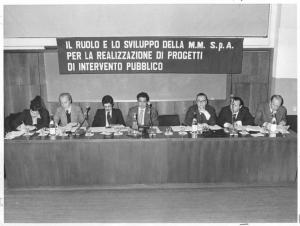 Sala - Interno - Convegno sindacale sui trasporti - Tavolo della presidenza, tra i relatori Leonardo Banfi - Parola d'ordine