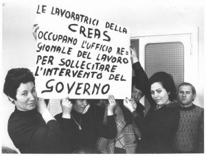 Ufficio regionale del lavoro - Interno - I lavoratori della Creas occupano l'ufficio per sollecitare l'intervento del governo - Ritratto di gruppo - Lavoratrici con cartello