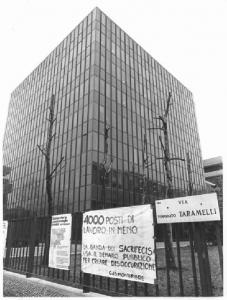 Sciopero dei lavoratori del Gruppo Montefibre e Pirelli - Sede della direzione del gruppo Montefibre - Cancello con cartelli di protesta