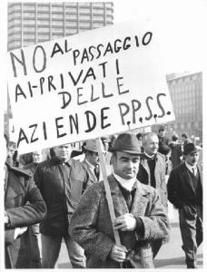 Sciopero dei lavoratori della Egam - Corteo in via Melchiorre Gioia - Ritratto maschile - Lavoratore dell'Egam con cartello