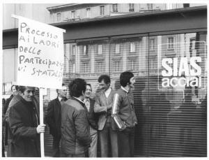 Sciopero dei lavoratori della Egam - Presidio davanti alla sede della Sias Acciai - Lavoratori con cartello - Vetrina con insegna Sias acciai