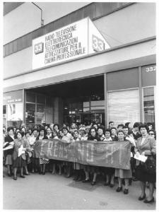 Sciopero delle lavoratrici della Creas contro i licenziamenti - Presidio davanti a un padiglione della Fiera - Ritratto di gruppo - Lavoratrici con striscione