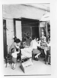 Abitazione - Interno - Lavoro in nero a domicilio - Donne al lavoro con macchina da cucire - Bambino