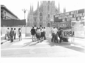 Presidio dei lavoratori in piazza del Duomo per l'occupazione - Cartelli e striscioni - Lavoratori - Il Duomo