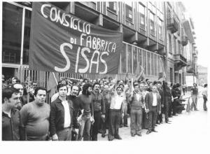 Sciopero dei lavoratori della Sisas - Presidio davanti all'Assolombarda - Operai con striscione del Consiglio di fabbrica e bandiere