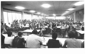 Fabbrica Sisas - Interno - Assemblea dei lavoratori per l'occupazione - Panoramica sulla sala - Oratori di spalle - Platea con i lavoratori