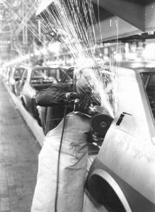 Fabbrica Alfa Romeo di Arese - Interno - Operaio al lavoro - Automobili in costruzione