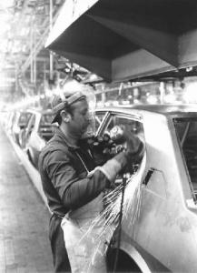 Fabbrica Alfa Romeo di Arese - Interno - Operaio al lavoro - Automobili in costruzione
