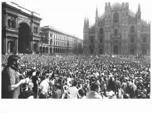 Sciopero generale dei lavoratori dell'industria per l'occupazione - Comizio in piazza del Duomo - Panoramica sulla piazza - Folla di manifestanti - Il Duomo