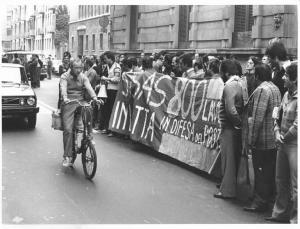 Sciopero dei lavoratori della Sisas contro i licenziamenti - Presidio davanti alla Prefettura - Operai dietro lo striscione - Uomo in bicicletta