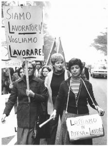 Sciopero dei lavoratori della Lagomarsino in difesa del lavoro - Corteo - Ritratto femminile - Donne con cartello e tamburo