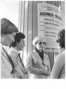 Fabbrica Magneti Marelli - Interno - Assemblea per la difesa dell'occupazione femminile - Lavoratrici discutono davanti al manifesto dell'assemblea