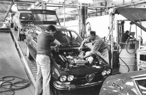 Fabbrica Alfa Romeo di Arese - Interno - Operai al lavoro - Automobili in costruzione