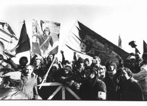Sciopero nazionale dei lavoratori metalmeccanici - Ritratto di gruppo - Lavoratori in piazza San Giovanni salutano con il pugno chiuso - Bandiera Flm Bari