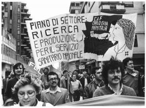 Sciopero dei lavoratori chimici - Manifestazione nazionale a Brindisi - Corteo - Spezzone lavoratori della Carlo Erba Farmitalia - Striscione - Bandiere