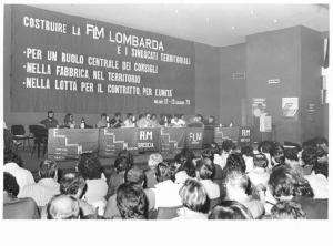 Auditorium Centro Puecher - Interno - Prima conferenza regionale Flm Lombardia - Tavolo della presidenza - Bruno Marabese al microfono - Parola d'ordine - Bandiera Flm
