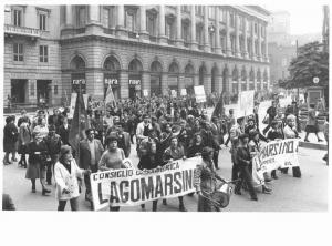 Sciopero dei lavoratori della Lagomarsino in difesa del lavoro - Corteo - Donna con tamburo - Striscioni - Bandiere - Cartelli
