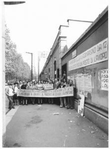 Fabbrica Lagomarsino - Presidio dei lavoratori davanti all'ingresso della fabbrica in difesa del lavoro - Ritratto di gruppo - Operai con striscione e cartello