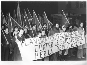 Manifestazione notturna contro il terrorismo dopo l'assassinio di Guido Rossa - Corteo - Spezzone lavoratori della Italsider - Striscione - Bandiere Flm