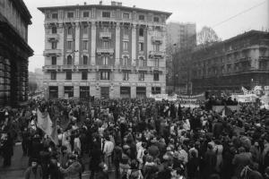 Manifestazione per la morte del giudice Emilio Alessandrini ucciso da Prima Linea - Comizio in piazza Medaglie d'oro - Manifestanti - Palco - Striscioni