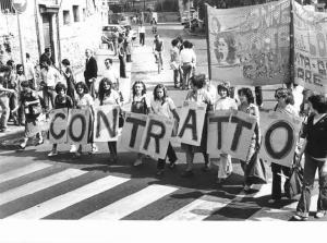 Manifestazione nazionale dei lavoratori metalmeccanici per il contratto - Corteo - Spezzone di donne con cartello "contratto" - Striscioni