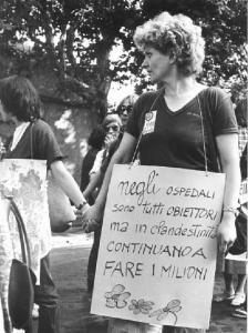 Manifestazione nazionale dei lavoratori metalmeccanici per il contratto - Corteo - Ritratto femminile - Donna con cartello sull'aborto