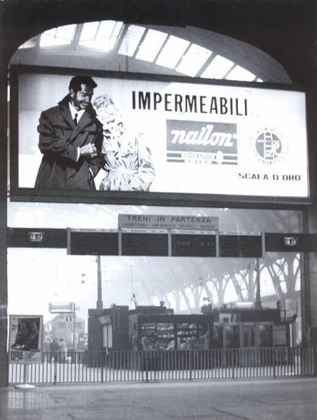 Milano - Sciopero ferrovieri - Stazione Centrale - Interno - Cancelli chiusi - Cartello pubblicitario - Poster del film "Liolà" (1963) del regista A. Blasetti con Ugo Tognazzi