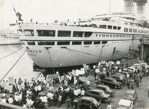 Genova - Sciopero lavoratori marittimi - Porto - Nave attraccata - Lavoratori in divisa con cartelli sulla banchina