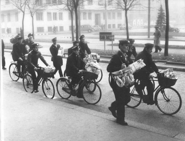 Milano - Postini in divisa con la posta da consegnare - Bicicletta