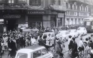 Milano - Sciopero lavoratori dell'abbigliamento - Via San Maurilio - Corteo - Gruppo di lavoratrici di Verano Brianza