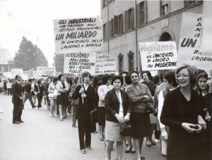 Modena - Sciopero delle lavoratrici della maglieria per il contratto - Corteo - Lavoratrici con cartelli