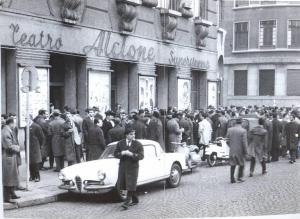 Milano - Sciopero lavoratori delle assicurazioni - Piazza Vetra - Folla di scioperanti davanti all'entrata del teatro-cinema Alcione - Insegna