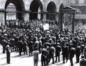 Milano - Sciopero lavoratori delle assicurazioni - Piazza Mercanti - Veduta dall'alto - Comizio - Sindacalista al microfono - Folla di scioperanti
