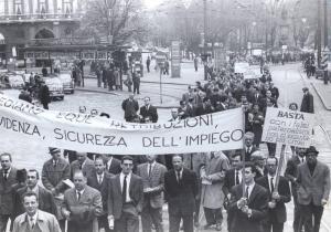 Milano - Sciopero lavoratori delle assicurazioni - Piazza Cavour - Corteo - Assicuratori con striscione e cartelli