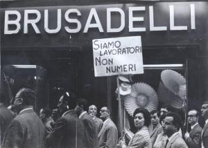 Milano - Sciopero lavoratori delle assicurazioni - Corteo - Assicuratrice con cartello