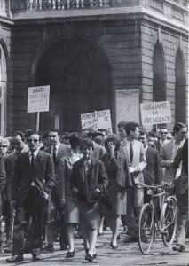 Milano - Sciopero lavoratori delle assicurazioni - Piazza della Scala - Corteo - Assicuratori con cartelli