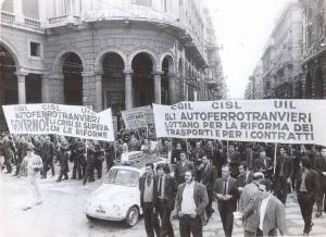 Genova - Sciopero lavoratori autoferrotranvieri - Corteo - Lavoratori con divisa - Striscione Cgil, Cisl, Uil